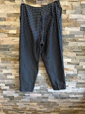 Jones New York Navy and White Geometric Capris